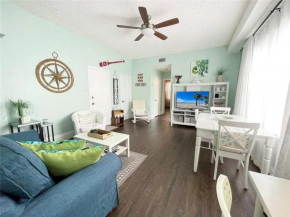 1 BDR 60 Seconds from the Sand, Hollywood Broadwalk
